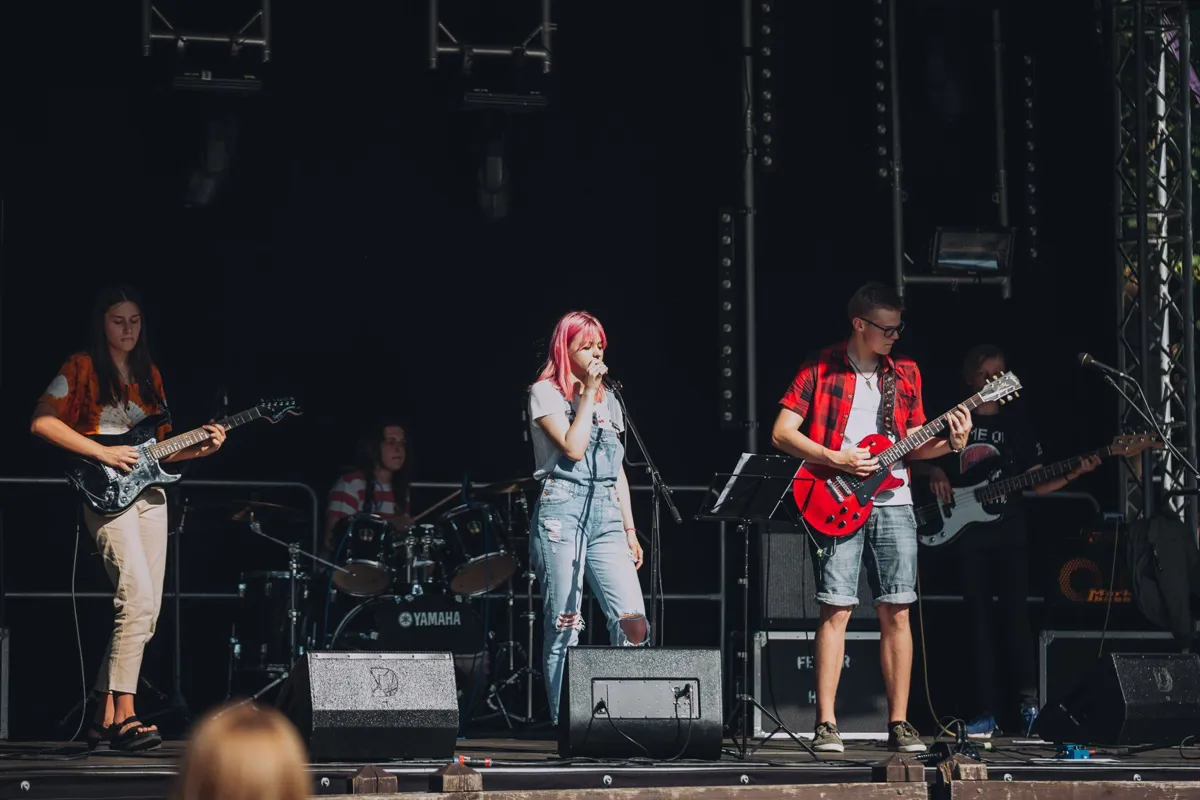 POP ROK SKOLAS jauniešu grupa uzstājas uz lielas āra festivāla skatuves